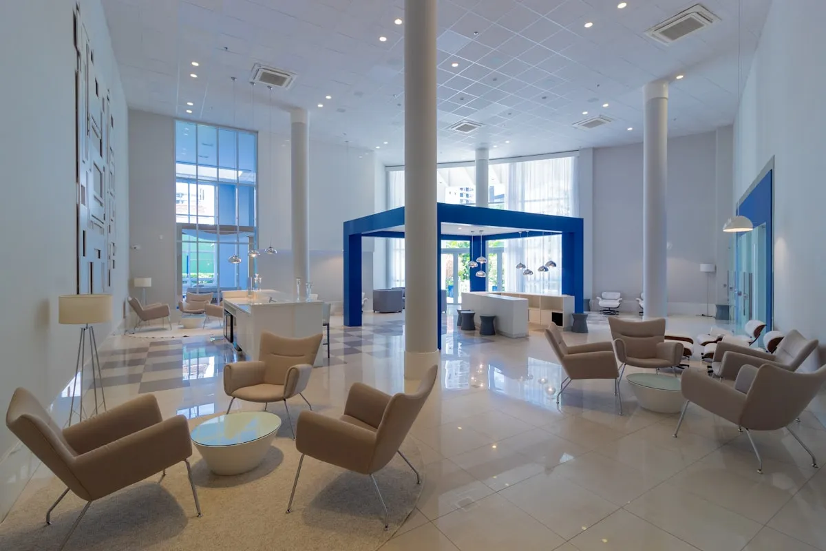 Recepção de clínica moderna em São José dos Campos