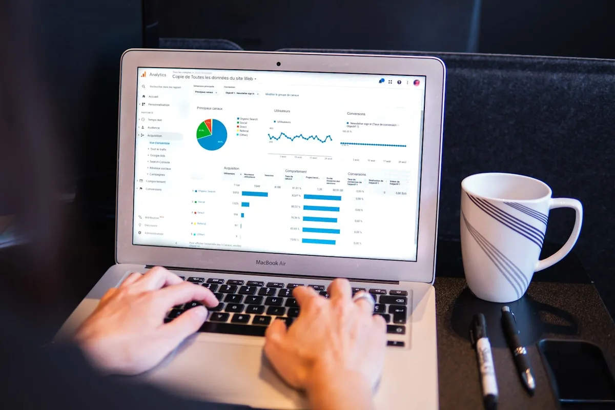 Empresário acompanhando resultados de SEO em São José dos Campos