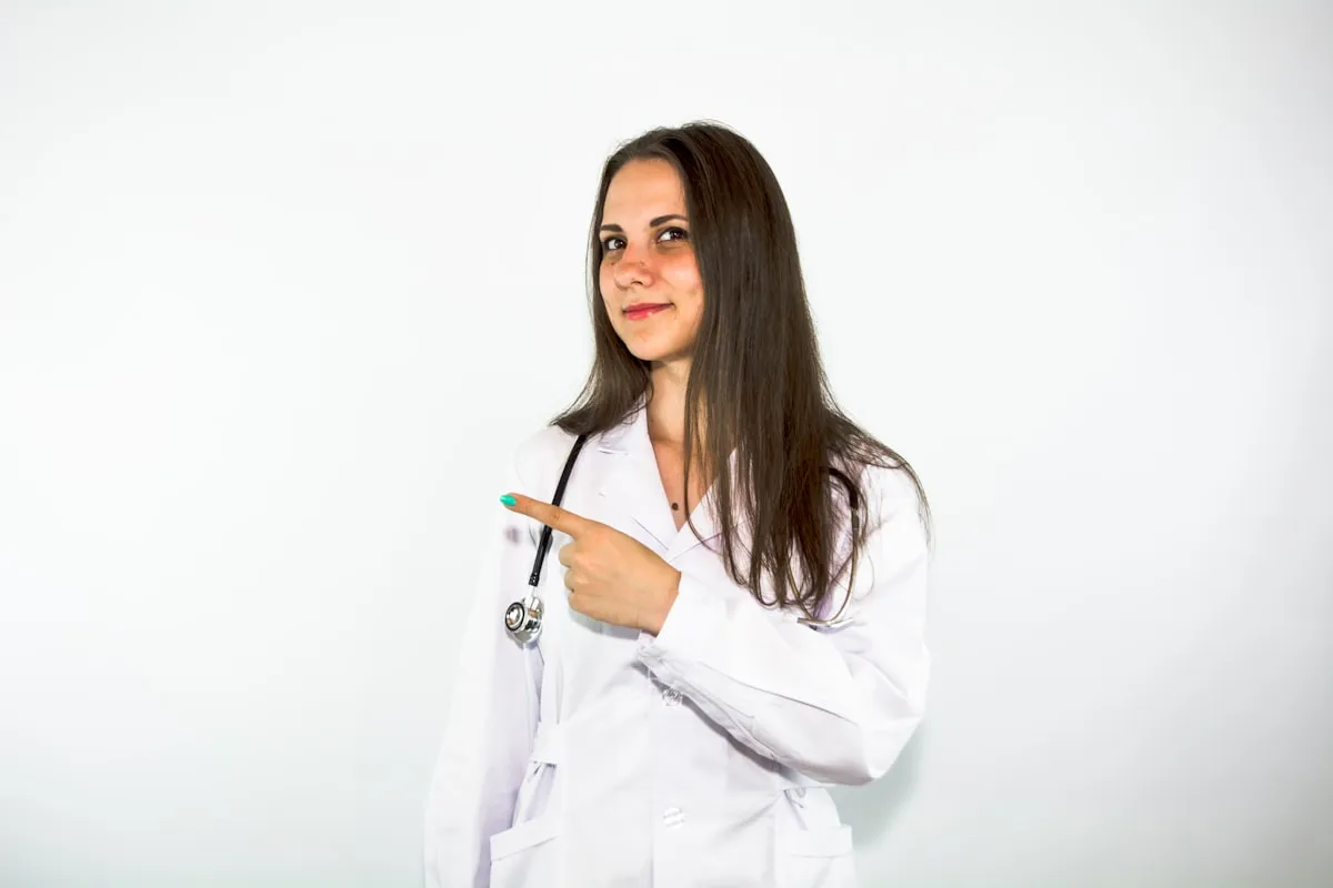 Médico em clínica moderna utilizando tablet com plataforma SEO