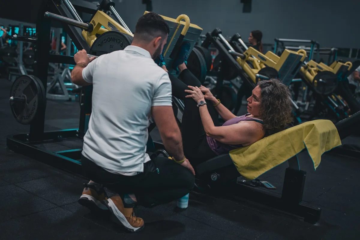 Personal trainer profissional treinando aluno em ambiente local